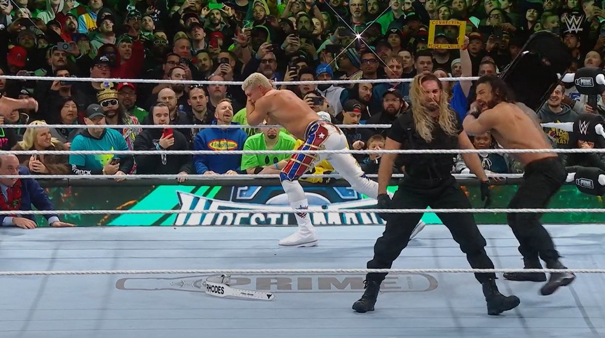Roxenato's tweet photo. Los traumas pueden causarte dificultades para avanzar en tu vida, incluso si aparentas estar bien. Roman Reigns nunca superó la traición de Seth Rollins, y esta fue la razón principal para que su histórico reinado termine. Prefirió obtener una "venganza" por encima de centrarse en su objetivo principal. Rollins cumplió su palabra y fue el escudo de Cody Rhodes.

#WrestleMania