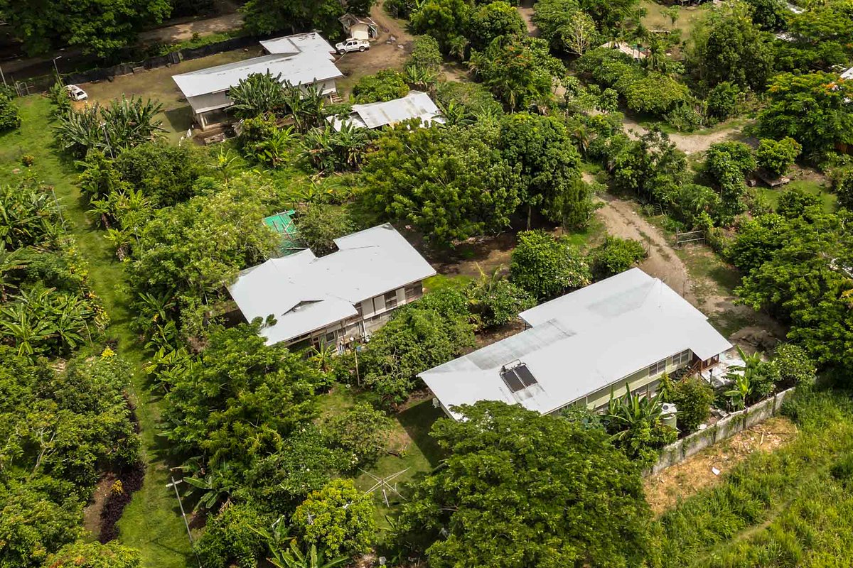 What does Solomon Islands PM Sogavare's big new property wealth look like? Here are the eight houses he and his wife have built over the last half-decade, starting just before his last term began From @OCCRP and @idsol23. You can read the story here: occrp.org/en/investigati…