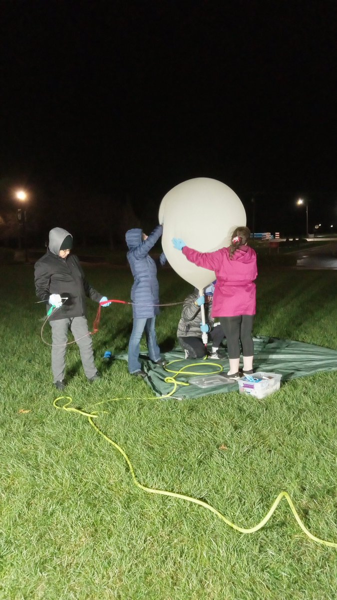 Yup, ops continue throughtout the night. Here's a pic of students from @stcloudstate , @st_kates , and @fdltccthunder launching the 4th SCSU balloon of the 2024 field campaign. Onward and upward!