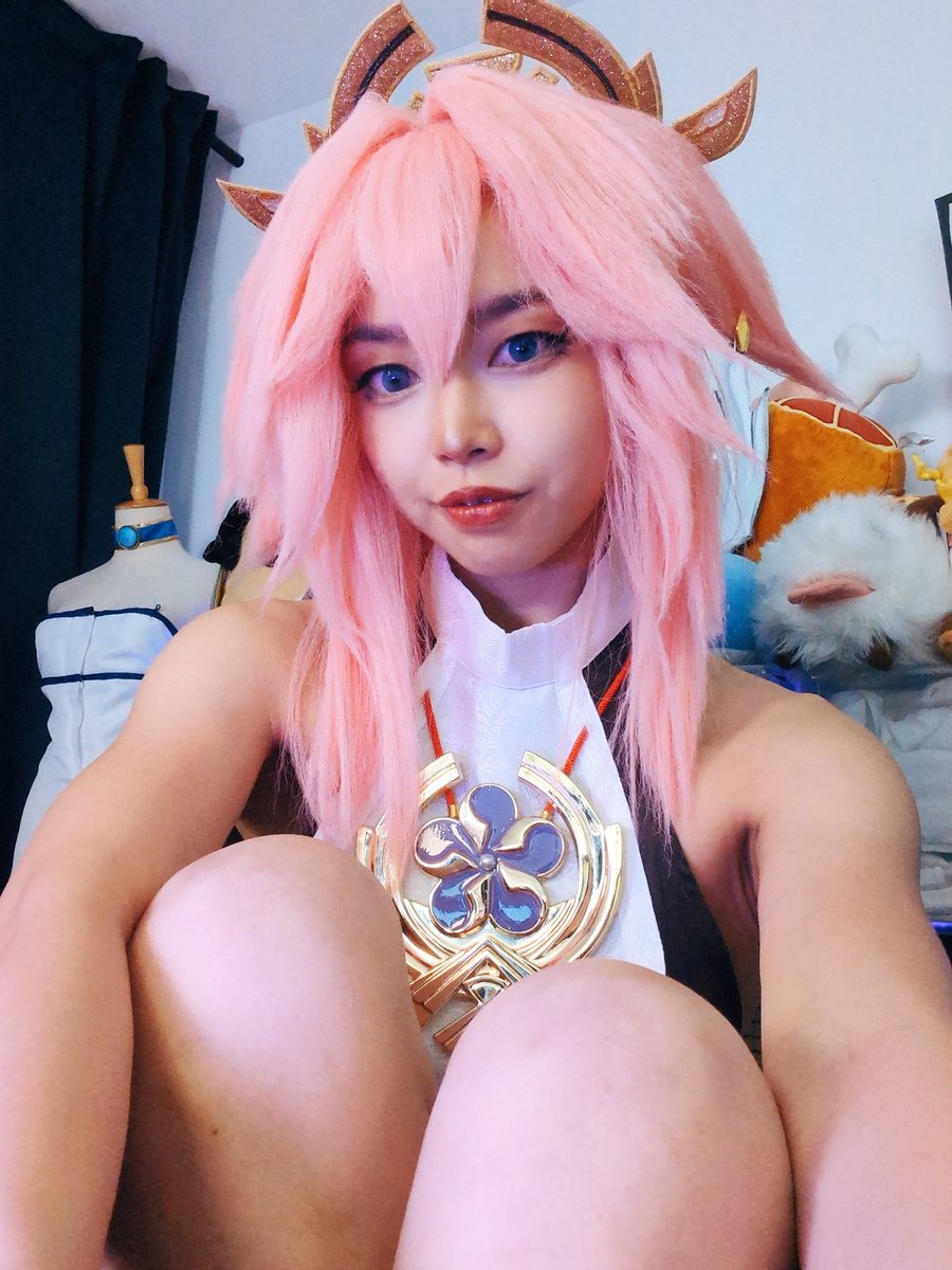 Tokidochi's tweet photo. I didn't not know why I thought her eyes were blue. I even bought different coloured ones that wouldn't been better! 

Anyways, we celebrated the 1k milestone on Twitch Friday night!

Thanks for tuning in! 
#yaemiko #genshincosplay https://t.co/OLQTFu4boM