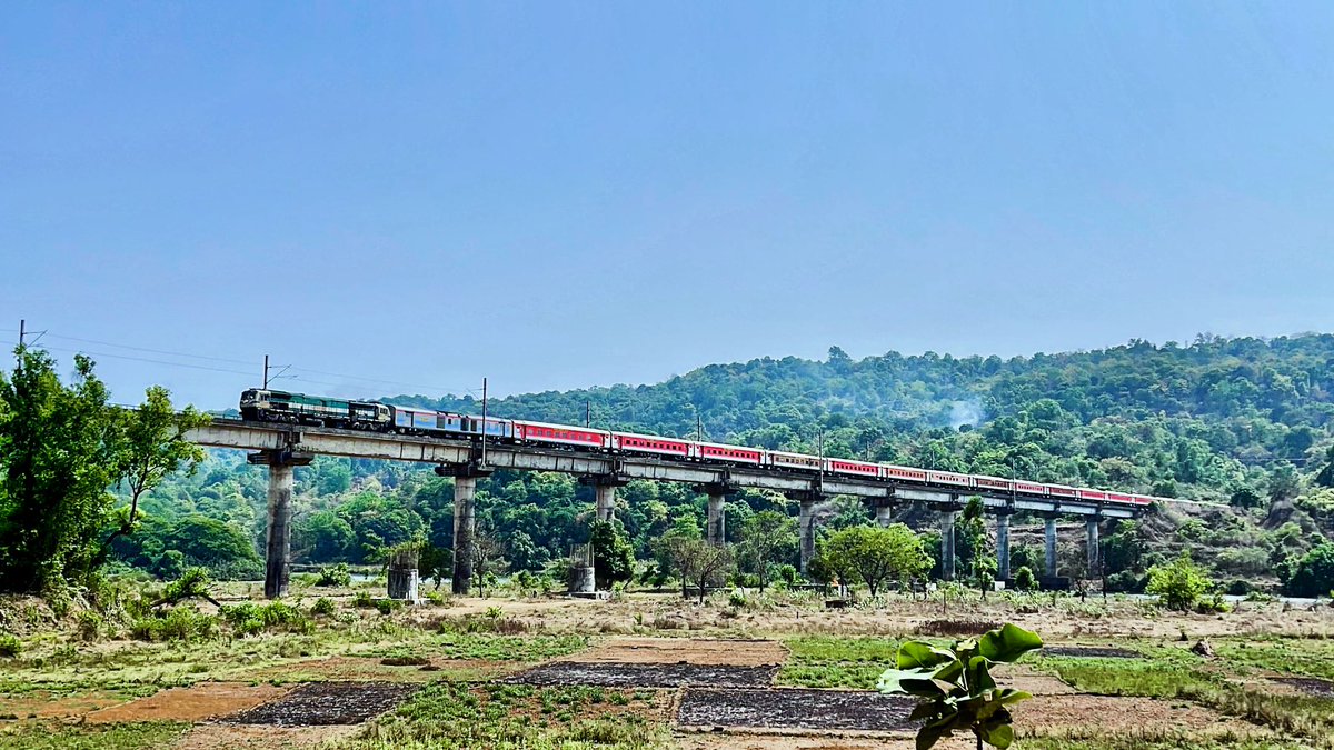 #ShastriBridge #KonkanRailway #sangameshwar #irfca #missyousachin #trainspotting #railfanning #locomotive #instarailfanning #instarailfans #shotoniphone #apple #photooftheday #monday #scenic #beautiful #nature