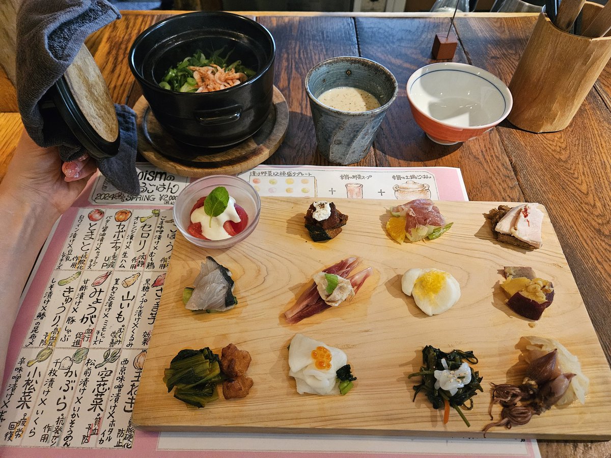 Last day food & drink adventuring💪✨️ Green tea presso 🍵+☕️=👶 Pizza toast 🍕🍞 Pickled vegetable smorgasbord 🫑🥒🥔🥕🍅🍠🍆 + soup + claypot rice 😍 Japan has the most incredible food fight me😤