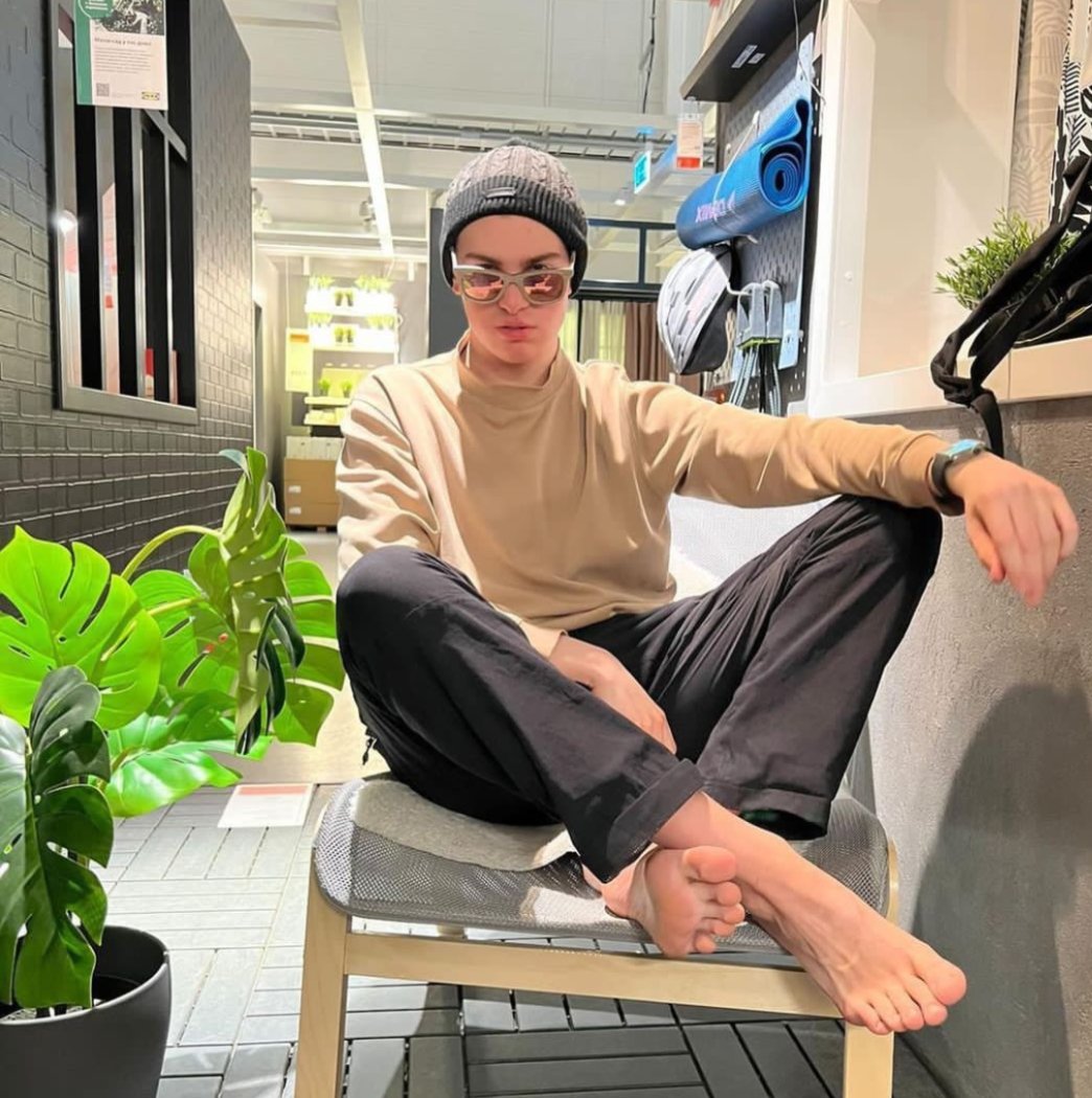 Cahsmater's tweet photo. I'm your weakness 🦶💸 https://t.co/64UJOFHrPZ