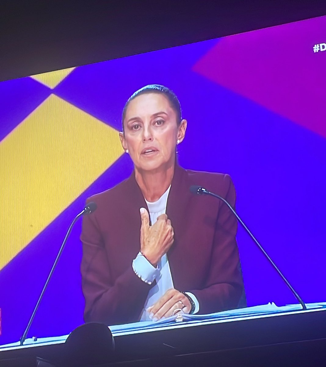 iamluisga's tweet photo. Que hueva que Claudia use su tiempo para hablar de AMLO y decir que es un presidente honesto porque eso si es mentira🤡 #DebateINE https://t.co/eqrqd7jaMC