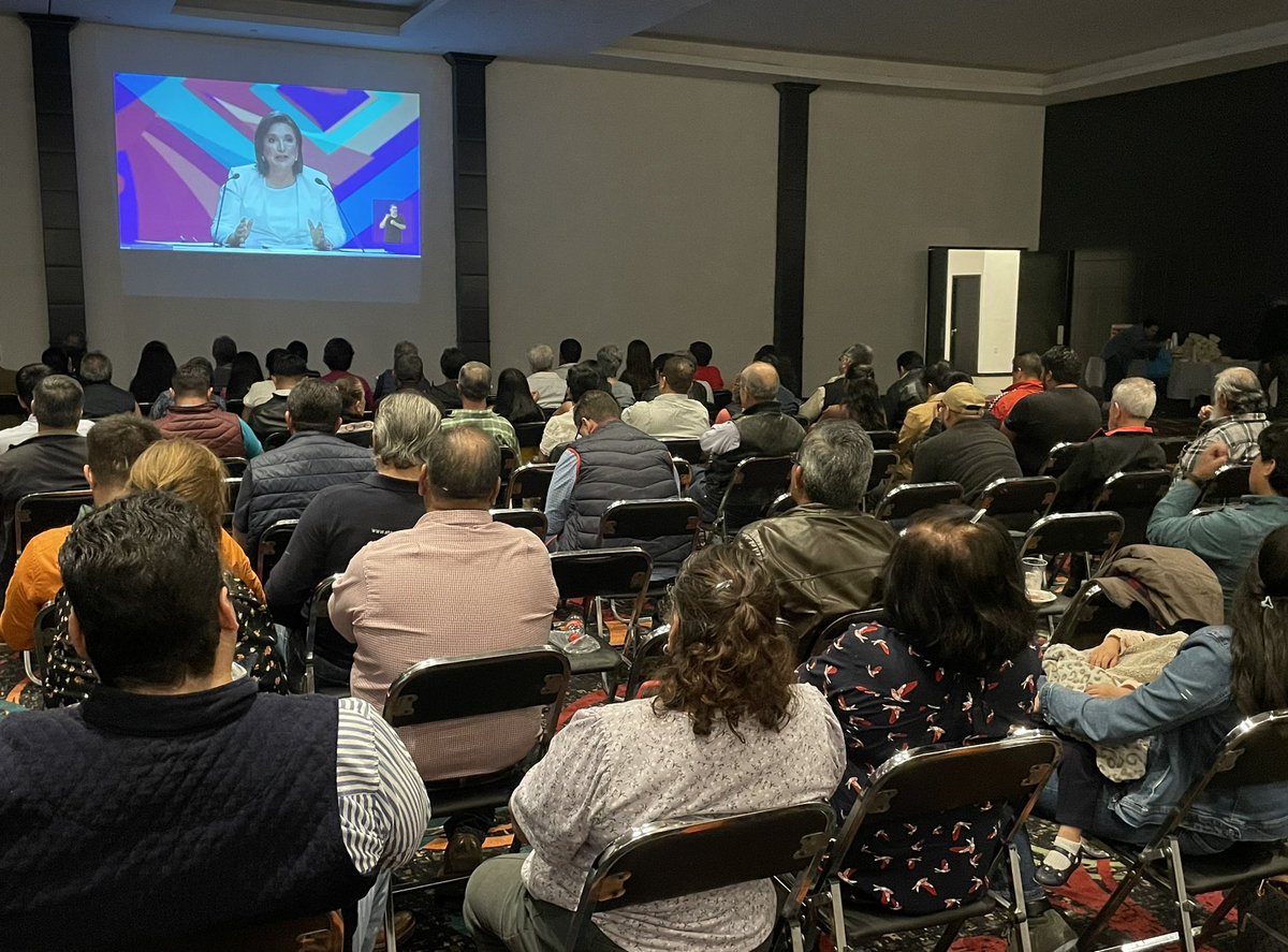 Nos reunimos a ver el debate presidencial.

Muchos sancristobalences apoyamos a Xóchitl Gálvez.

#DebateX