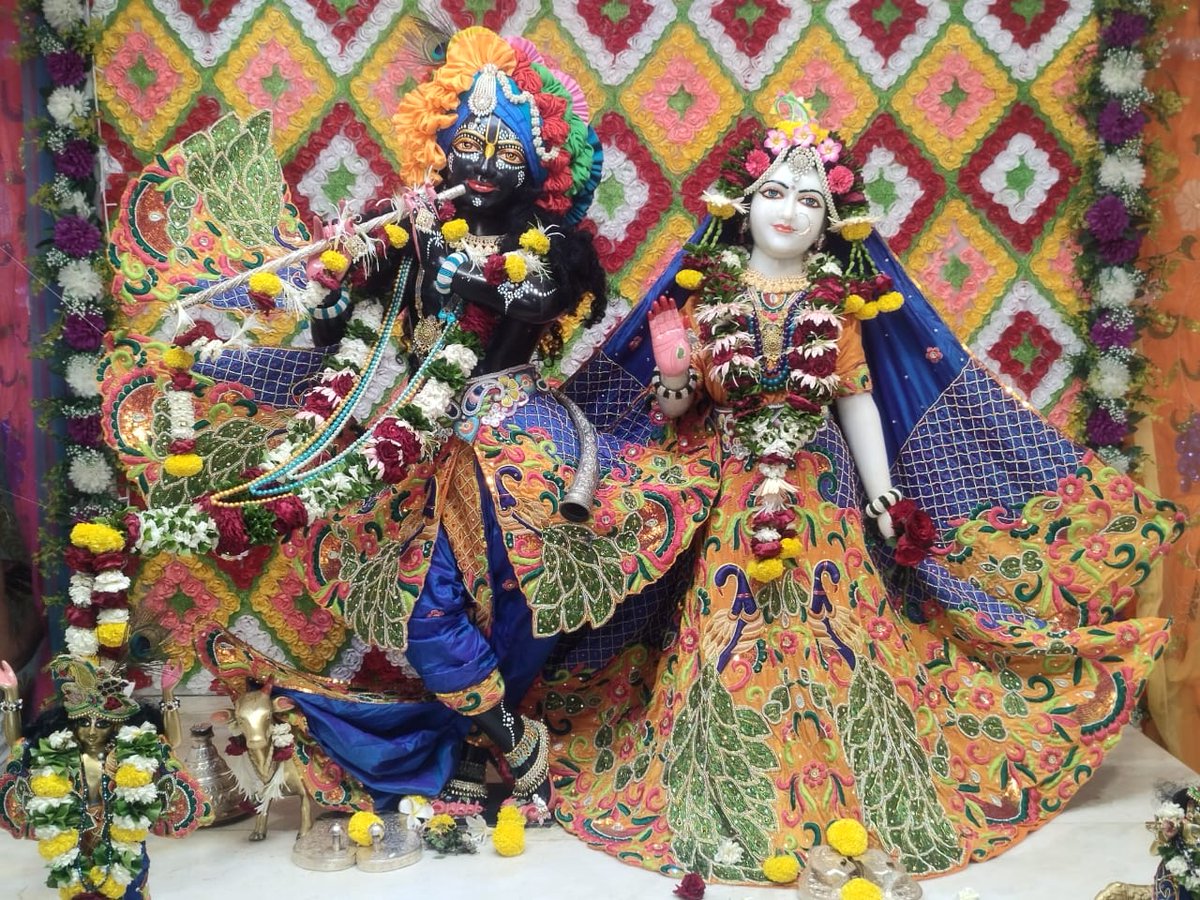 IskconAmravati's tweet photo. ━❀꧁𝐻𝑎𝑟𝑒 𝐾𝑟𝑖𝑠ℎ𝑛𝑎꧂❀━
🙏🏽 Sringar Aarti Darshan 📿
🌷Sri Sri Rukmini Dwarkadhish || ISKCON Amravati🌷
━❀꧁08/04/2024 ꧂❀━
#Iskcon #iskconamravati #HareKrishna #JaiShriRam #Radheshyam #Krishna #temple #somvati #amavshya #prayagraj #Varanasi https://t.co/VLzOxeBRxC