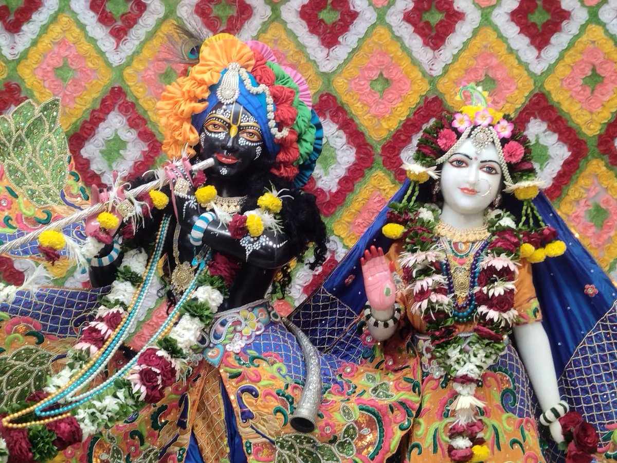 IskconAmravati's tweet photo. ━❀꧁𝐻𝑎𝑟𝑒 𝐾𝑟𝑖𝑠ℎ𝑛𝑎꧂❀━
🙏🏽 Sringar Aarti Darshan 📿
🌷Sri Sri Rukmini Dwarkadhish || ISKCON Amravati🌷
━❀꧁08/04/2024 ꧂❀━
#Iskcon #iskconamravati #HareKrishna #JaiShriRam #Radheshyam #Krishna #temple #somvati #amavshya #prayagraj #Varanasi https://t.co/VLzOxeBRxC