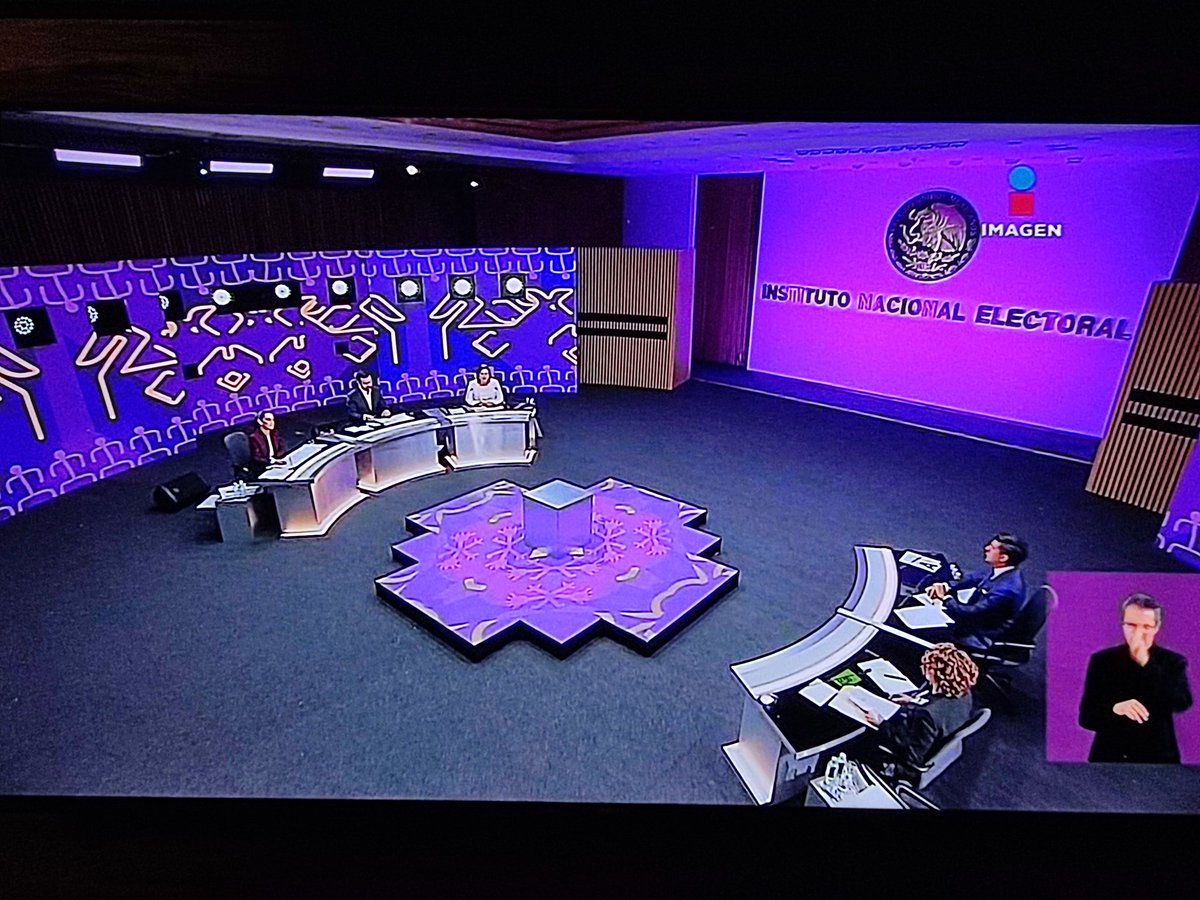 luisrmunguia's tweet photo. De penita les candidates y su "debate". https://t.co/5a02m5tljf