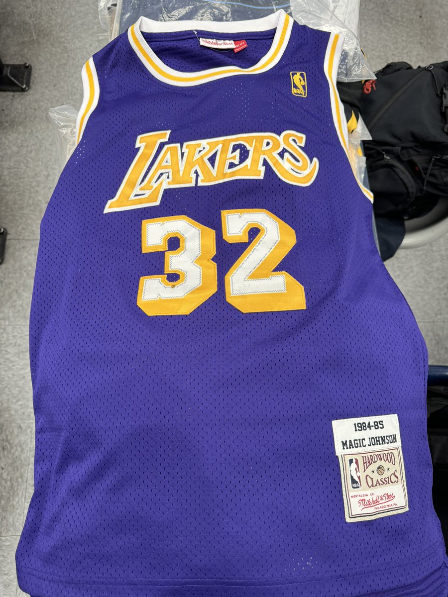 We love sports, but don’t like counterfeiting…today Central Vice seized over $140k in counterfeit Lakers jerseys from an unlawful vendor outside Crypto.com Arena. Buyers beware of these poor quality FAKES and buy from licensed retailers! @lapdmikeoreb @LAPDCARRANZA