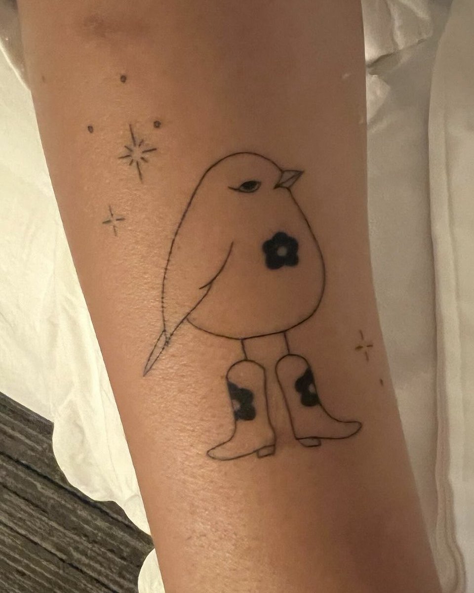 BLACKBIIRD collaborators joined together tonight as presenters at the <a href="/CMT/">CMT</a> Awards.

Earlier in the evening, they revealed the matching tattoos each of them have gotten since recording the #COWBOYCARTER track.

<a href="/tanneradell/">Tanner Adell</a> <a href="/BrittNicx/">Brittney Spencer</a> <a href="/TheReynaRoberts/">Reyna Roberts</a> <a href="/TieraMusic/">Tiera Kennedy</a> 💜💜💜💜