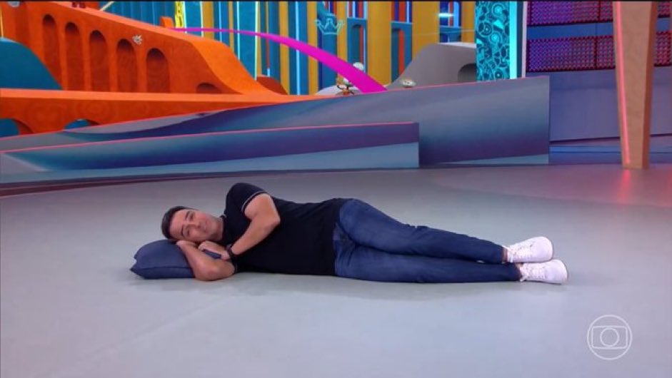 #BBB24 O Tadeu esperando a Alane acertar a tacada: