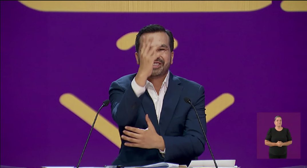 JAJAJAJA este carnal hasta apenas se acordo que tenia que hacer esa mamada al principio

#DebateINE
