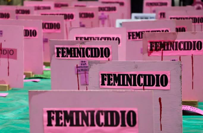 IvoonneGarces's tweet photo. Claudia Sheinbaum diciendo que bajaron el 40% de los feminicidios.

Que poca madre, a esa mujer le valen madre las muertes, mandó alv a todos los colectivos existentes y por haber: 

 LA DAMA DE HIELO Y SANGRE. #DebateINE 
#NiUnVotoAMorena 
#DebatePresidencial2024 https://t.co/o4SxkLYkPh