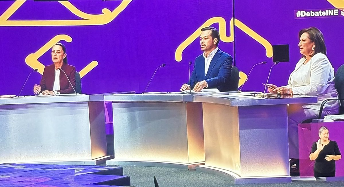 jvckazz's tweet photo. Está muy raro el Teletón #DebateINE #meme #Debate https://t.co/ZWhkJGPwv5