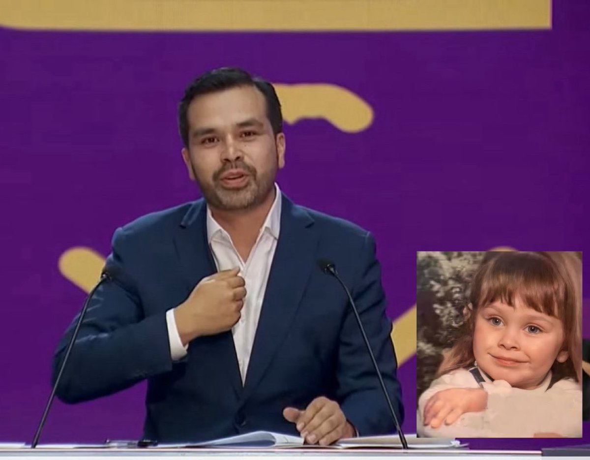 Máynez hablando en señas
————————————-
La intérprete del #DebateINE