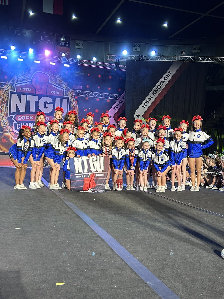 Cougars_CA's tweet photo. A total KNOCKOUT ❤️ 
Grand Champs for Level 2 and a knockout award! #GoCougarsGo #LadiesInRed ❤️ https://t.co/jLtT9dvWrg