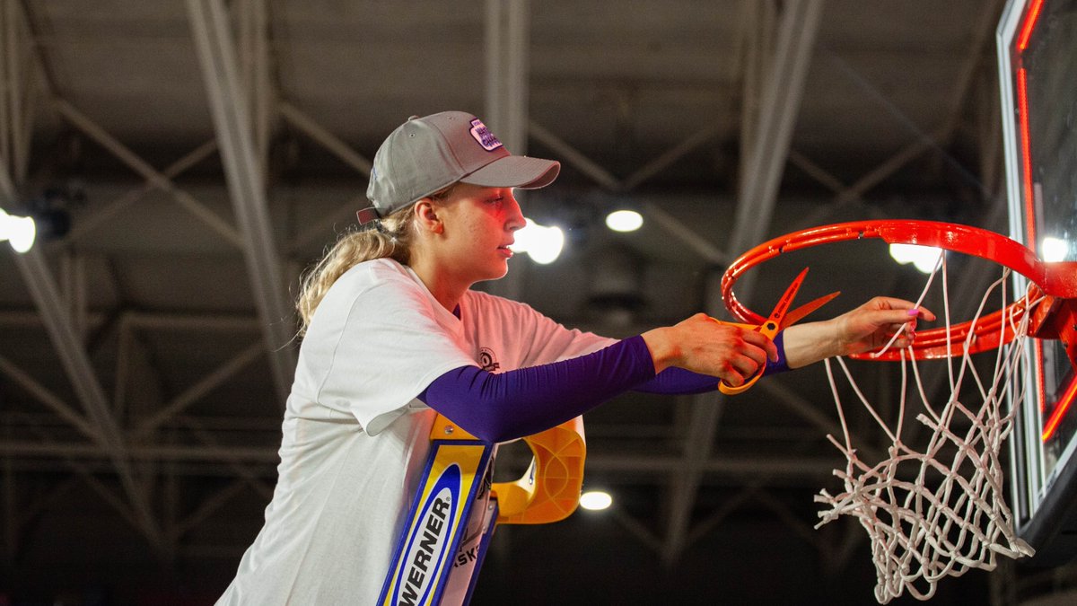 After today's game, two former MN state champions became national champions this season: Tessa Johnson of @STMAGBB in Div. I (@GamecockWBB) and Hannah Herzig of @TGEagleGBB in Div. II (@MinnStWBB). #NCAAW #MarchMadness #MakeitYours