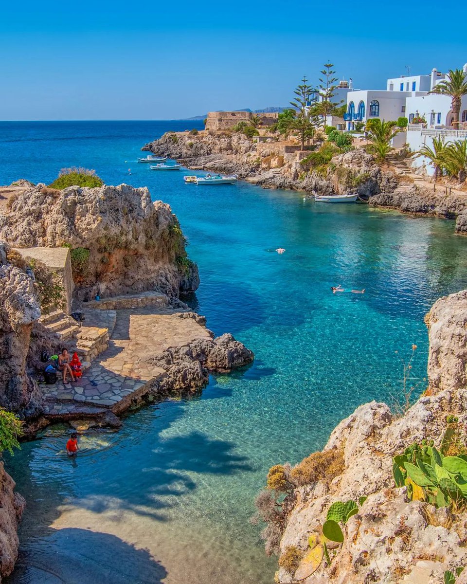 GreekPictures's tweet image. #Avlemonas is a traditional fishing settlement in #Kythira. Built in Cycladic style, it is one of the island's most beautiful villages. The whitewashed houses with the blue windows &amp;amp; the flowered gardens constitute one of the main attractions of the village.
📷 nikos_nikoletakis