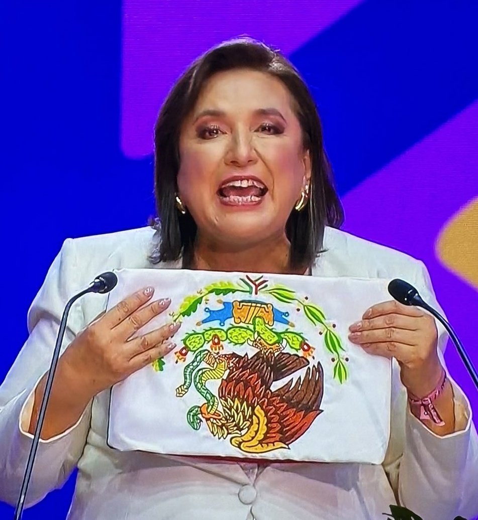 luis_prietov's tweet photo. Xochilt con la bandera al revés 🙃🙃🙃
#DebateINE https://t.co/G7DcBkt58H