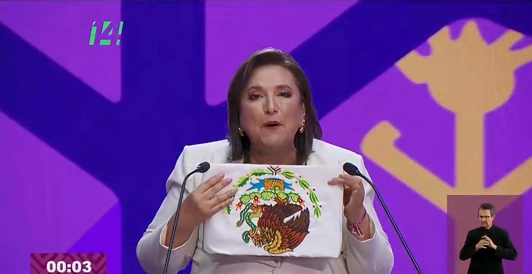 Xóchitl sepultó su candidatura colocando el escudo de la bandera de México de cabeza. #DebateINE .