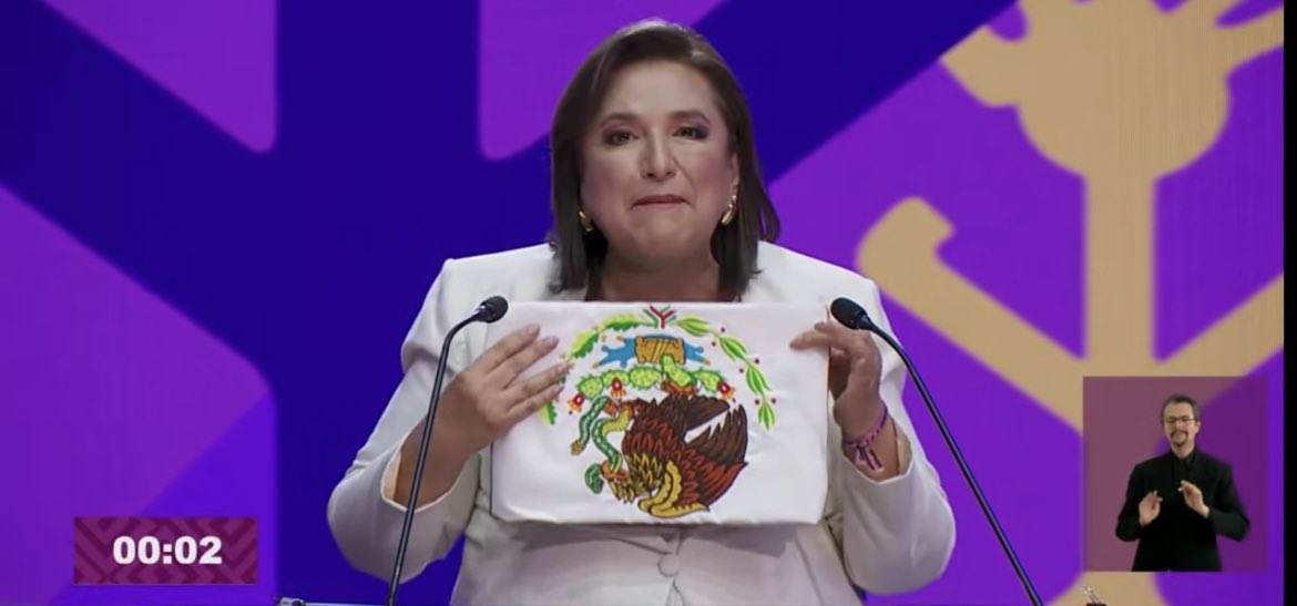 JuanMunchi's tweet photo. CHOCHIL!!!
Termina con la bandera de México al revés, leyendo su discurso final porque ni eso se pudo aprender. Qué vergüenza que esto sea lo mejor que tienen tres partidos.
#DebatePresidencial #DebatePresidencial2024 #debate https://t.co/WfLHDWmKOF