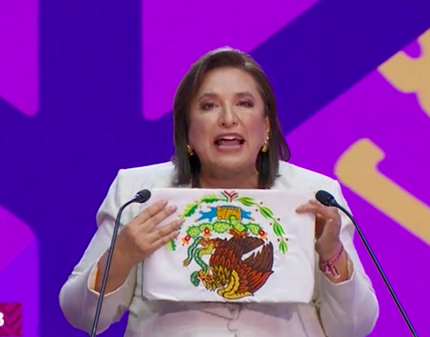 porktendencia's tweet photo. "Bandera":
Por quienes comentan que @XochitlGalvez la mostró al revés durante el #DebateINE. https://t.co/qWdXF6e6Vx
