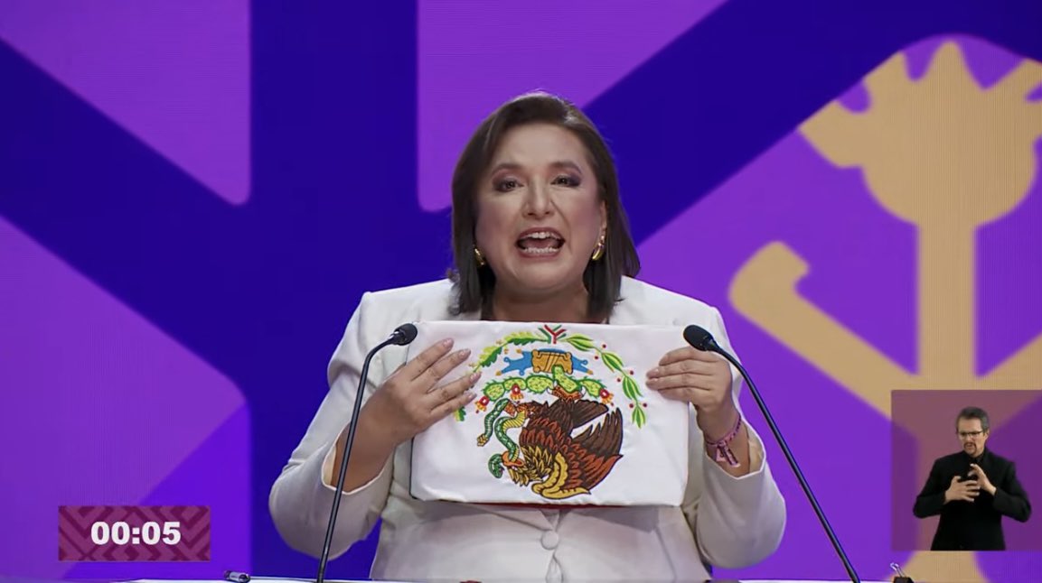 Esto indignan. De verdad, indigna. 

Xóchitl Gálvez no puede usar y mucho menos poner a nuestro hermoso escudo nacional al revés. 

Terrible. Indignante.