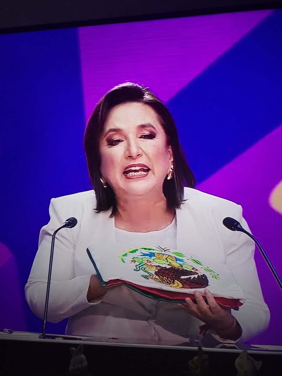 Alguien más noto que traía una bandera al revés. Además de la pifia de ponerla de cabeza. #DebatePresidencial2024 <a href="/Claudiashein/">Claudia Sheinbaum Pardo</a> <a href="/Xochitl2024/">RAVENINVERSION</a>