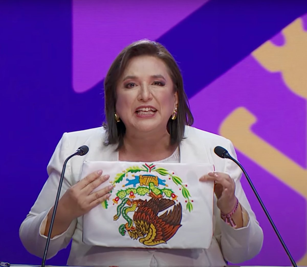 mario_delgado's tweet photo. La propuesta de la candidata del #PRIAN: poner a México de cabeza.

 #NoAUnMéxicoDeCabeza 
#ClaudiaPresidenta 
#DebateINE #ClaudiaGanaDebate https://t.co/dJR7Ao0oWQ