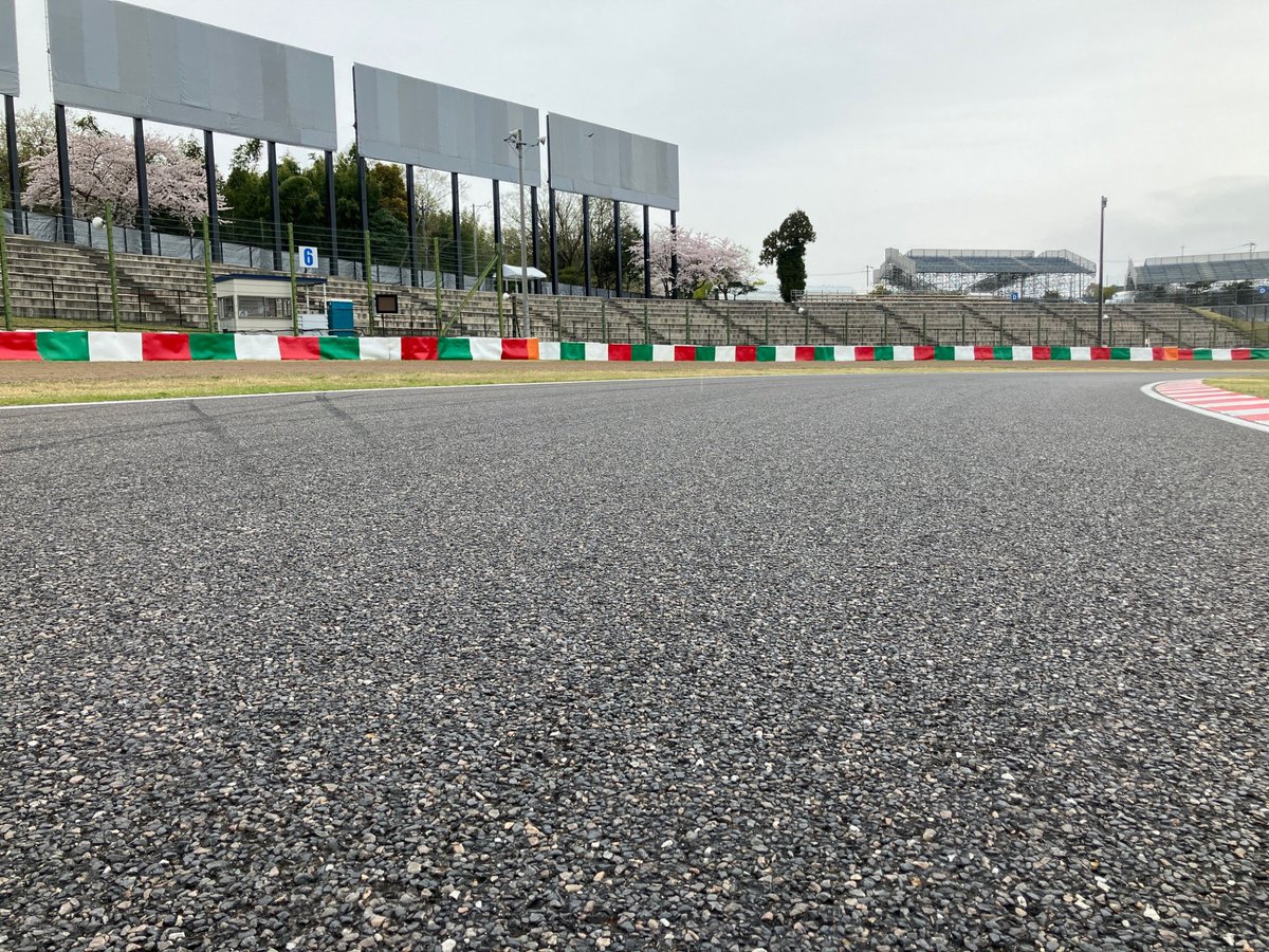 今日の逆バンクをどうぞ。 由来：通常コーナーの外側から内側にかけて