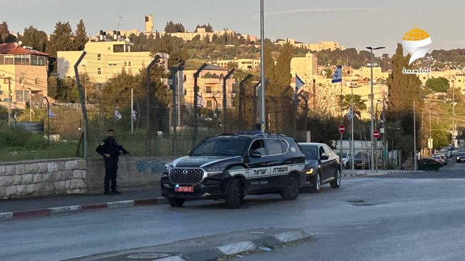 'قوات الاحـ..تلال توقف سيارة في حي الشيخ جراح بالقدس المحتلة'