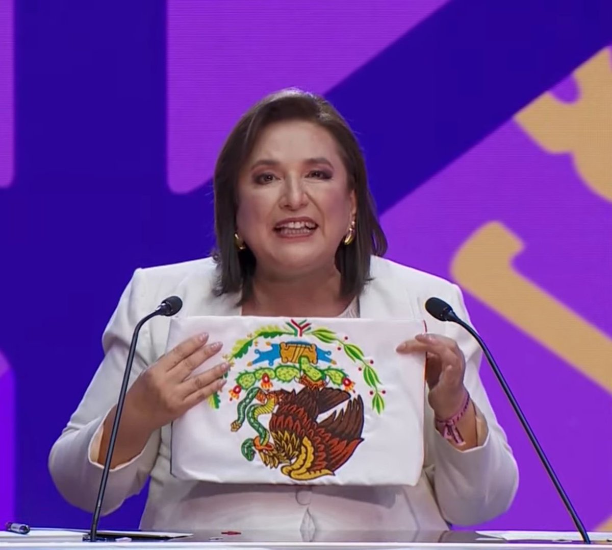 Si un ciudadano muestra su bandera al revés es señal de protesta por el secuestro o la violencia que vive el país. Rescataremos México de los criminales y los corruptos. Rescataremos nuestra bandera para que nos cobije a todos en unidad y en paz. Vamos a enderezar la bandera…