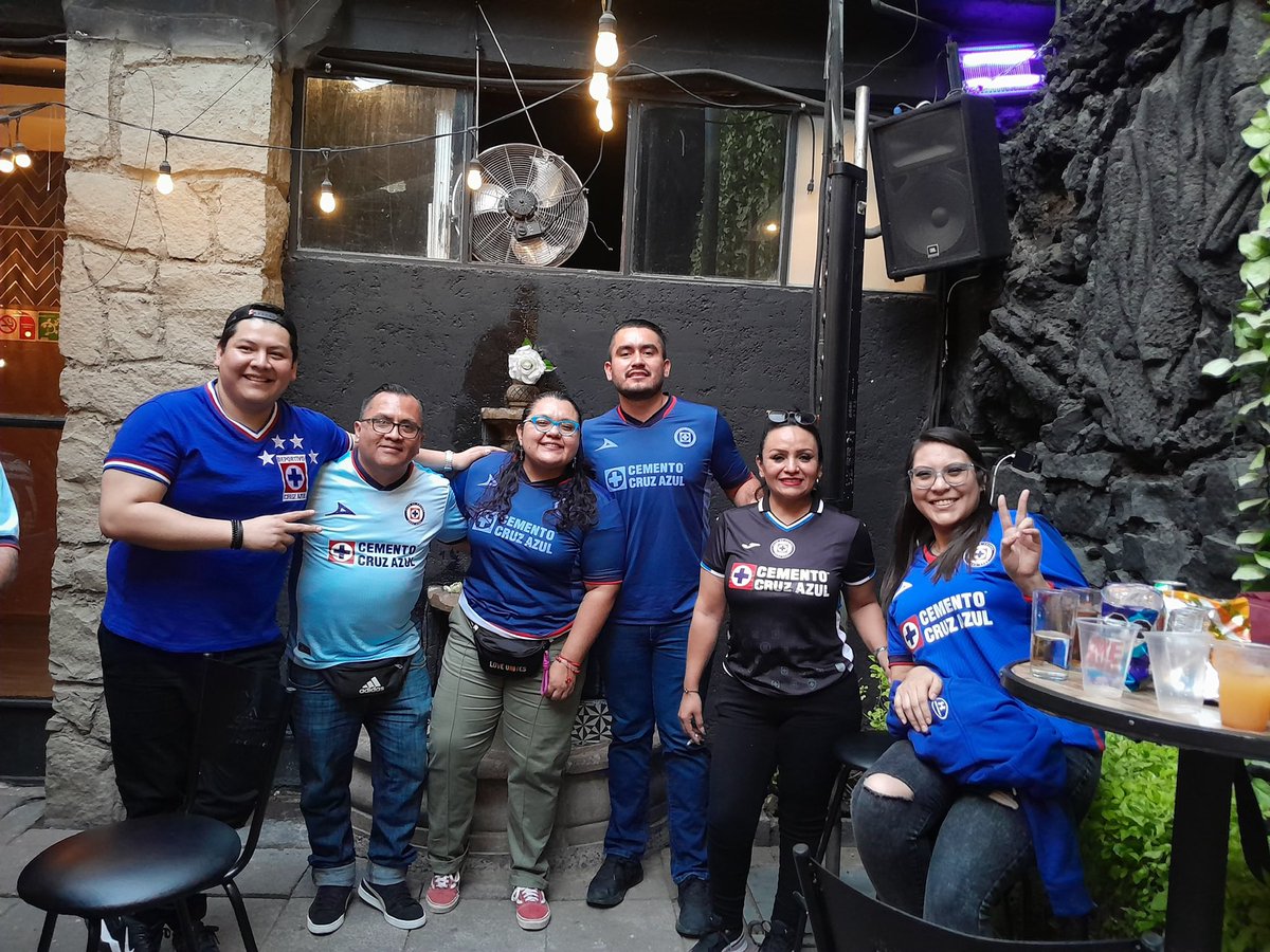 cochilok74's tweet photo. La tarde-noche de ayer la pase muy chingon convivir y conocer a Banda Azul no tiene precio y culminar con la victoria de la Nonagloriosa Máquina Cementera de la @CruzAzul fin de semana de lujo #AzulDePorVida #ZoomAzul 👊🏻💙🚂🐰⚽️🤘🏻 https://t.co/a337H2RAZg