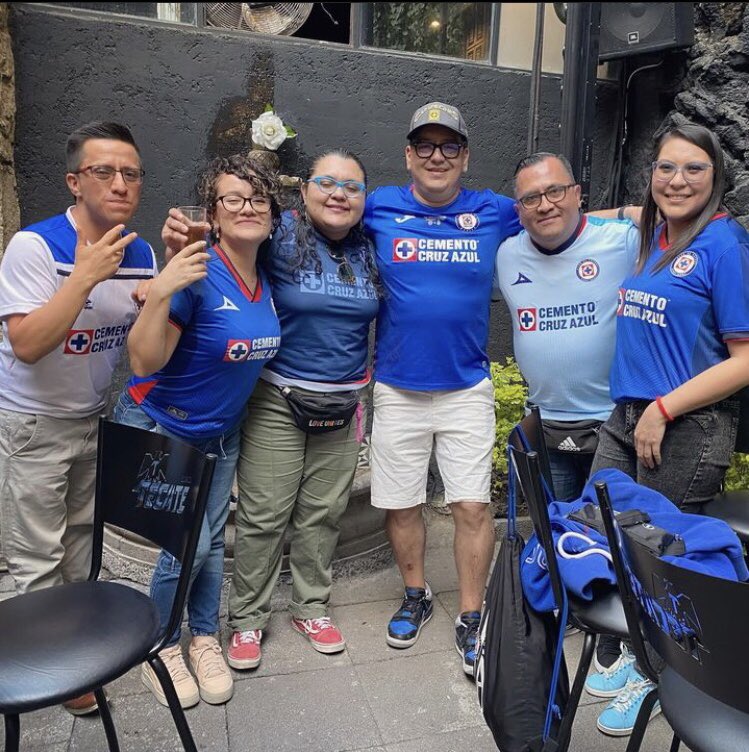 cochilok74's tweet photo. La tarde-noche de ayer la pase muy chingon convivir y conocer a Banda Azul no tiene precio y culminar con la victoria de la Nonagloriosa Máquina Cementera de la @CruzAzul fin de semana de lujo #AzulDePorVida #ZoomAzul 👊🏻💙🚂🐰⚽️🤘🏻 https://t.co/a337H2RAZg