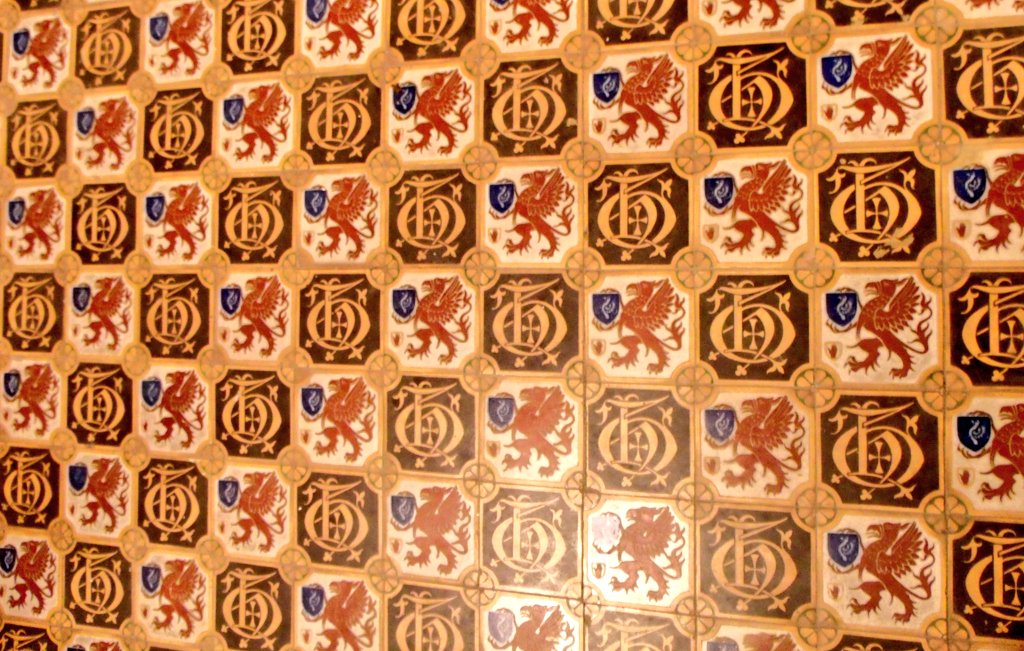 Floor #Tiles in the #DeTraffordchapel, made by #HerbertMinton. #AllSaintsChurch, #Urmston. Designed by #EdwardWelbyPugin, 1867-68.

It was paid for by #SirHumphreydeTrafford.

The church is a #GradeI listed. @historicengland

#awnpugin #pugin #augustuspugin #gothicrevival #art