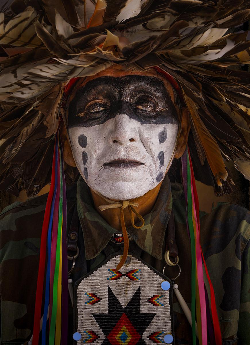 Native Americans – The PowWow Portrait Project – A Fine Art Series #loeildelaphotographie #photography #ClarkDunbar #NativeAmericans © Clark Dunbar loeildelaphotographie.com/fr/clark-dunba…