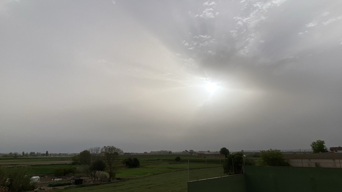 A les 9:00h el sol treu el cap enmig de la pols sahariana #ivarsdurgell #pladurgell ⁦@MeteoMauri⁩ ⁦@TomasMolinaB⁩ ⁦@meteorac1⁩ ⁦@meteocat⁩ ⁦⁦@elnacionalcat⁩ ⁦@AEMET_Cat⁩ ⁦@SoniaPapell⁩ ⁦@ARAmeteo⁩ ⁦@eltempsTV3⁩