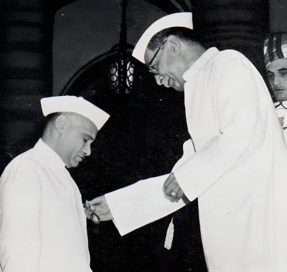 Dr Rajendra Prasad, President of India, conferring Padma Shri on Dr Atma Ram, Director @official_cgcri at an investiture ceremony held at Rashtrapathi Bhavan on April 8, 1959 for his outstanding contributions in ceramics & glass technology. @CSIR_IND #Archive
