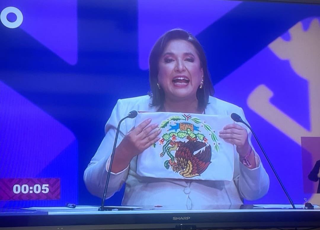 julioc_moreno's tweet photo. Por más que intentó dibujar a un país de ensueño, la candidata del #PRIAN @XochitlGalvez no pudo esconder que los partidos que la arropan y que gobernaron nuestro país por décadas, siempre mantuvieron a México de cabeza. #ClaudiaGanaDebate #DebatePresidencial2024 @Claudiashein https://t.co/Ho05Aw5AxO