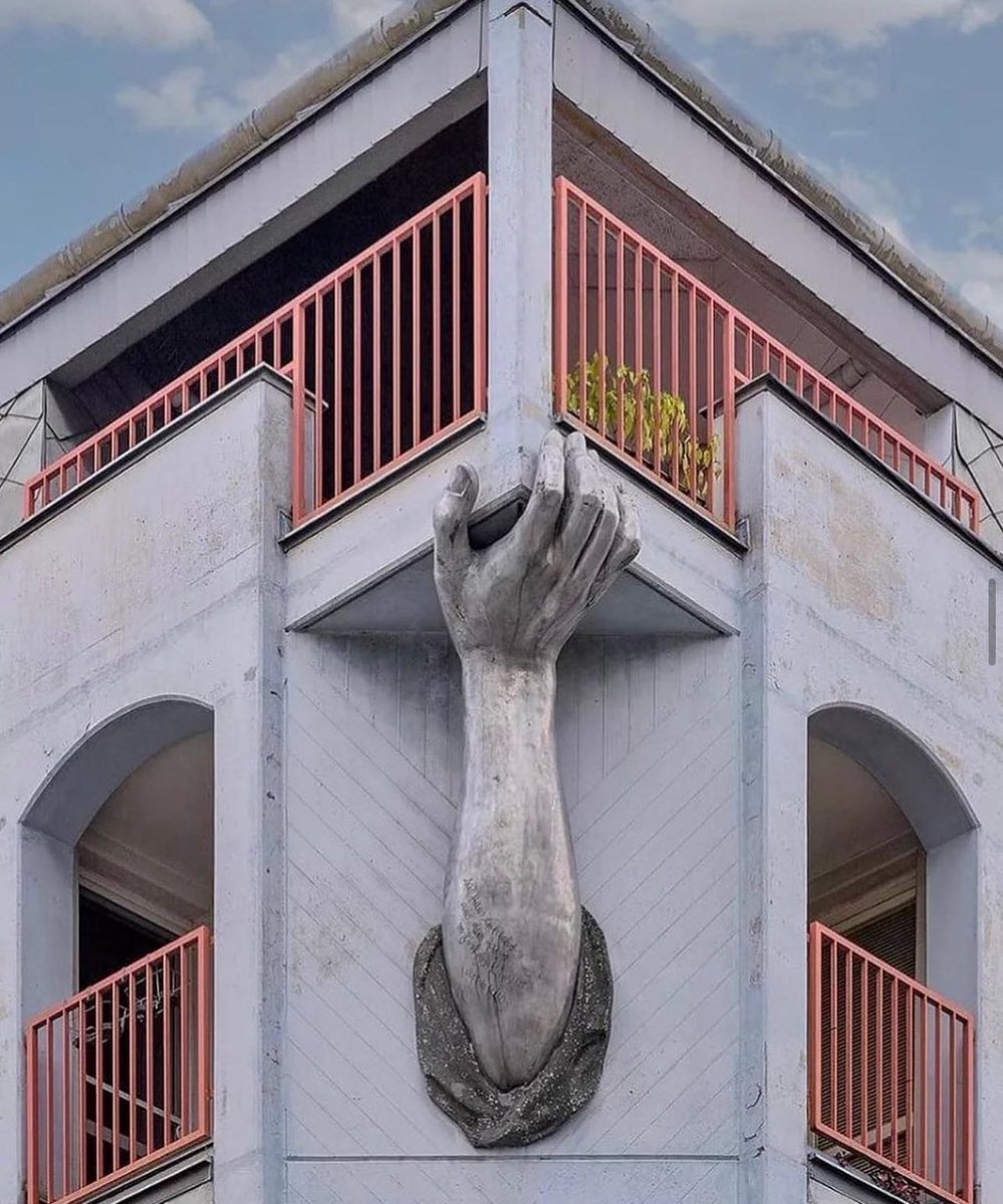 Helping Hand Building Support 🏠☝🏻 Designed By #GeroSchwanberg 🎨 📍Austria . . Would you do something like this to make your home standout? Let us know in the comments below⬇️ . . . . . . #SMCRealty #SMCHomeInspiration #Repost #HomeInspiration #RealEstateIndia #LuxuryHomesIndia