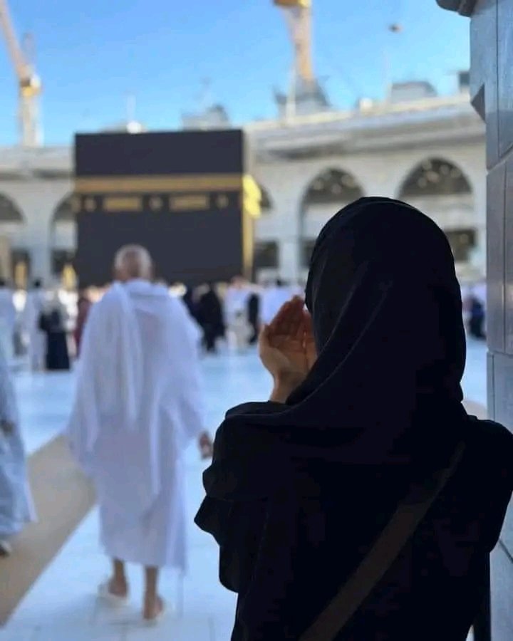 rihamkhald's tweet photo. " فأطوف سبعًا، وأسعَي سبعًا، وأبكي ألفاً وأُناجي وأُناجي 
حتى تَطيب نفسي هُناكَ، اللهم مكّة، اللهم عُمرة، اللهم حَجّة."🥺🤲🏻 https://t.co/6MHdROkaHl