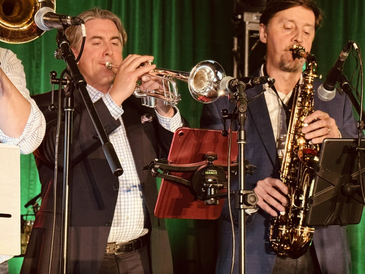 cyndypatton's tweet photo. The Checkpoints entertaining a huge crowd at #AACR! All #immunology scientists by day and rock musicians at the conference! Shout out to our @jasonlukemd on trumpet! @UPMCnews @PittHealthSci @UPMCPhysicianEd https://t.co/vOgtfOHINd