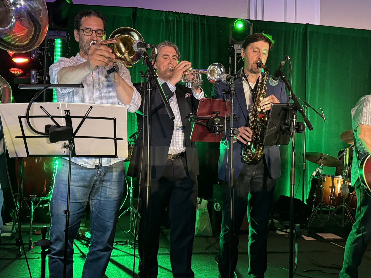 cyndypatton's tweet photo. The Checkpoints entertaining a huge crowd at #AACR! All #immunology scientists by day and rock musicians at the conference! Shout out to our @jasonlukemd on trumpet! @UPMCnews @PittHealthSci @UPMCPhysicianEd https://t.co/vOgtfOHINd