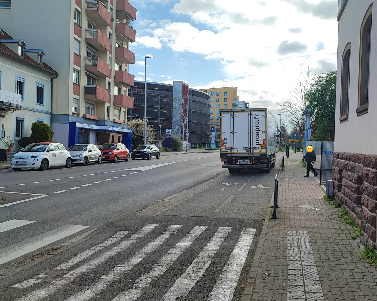«Je préfère mettre en danger les cyclistes plutôt que de risquer de gêner des automobilistes s’ils devaient me contourner sur la chaussée qui fait 4 fois la largeur de mon camion»

R417-11 Stationnement très gênant, 135€

#GCUM #Cronenbourg #Strasbourg #ImpunitéAutomobile