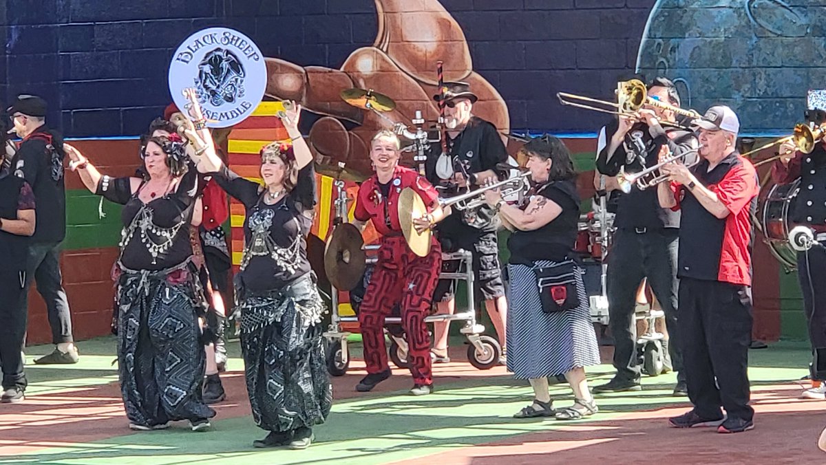 LouisValdez1's tweet image. Photo's of the 12th annual @HonkTX festival at the Pan Am park. #EastAustin