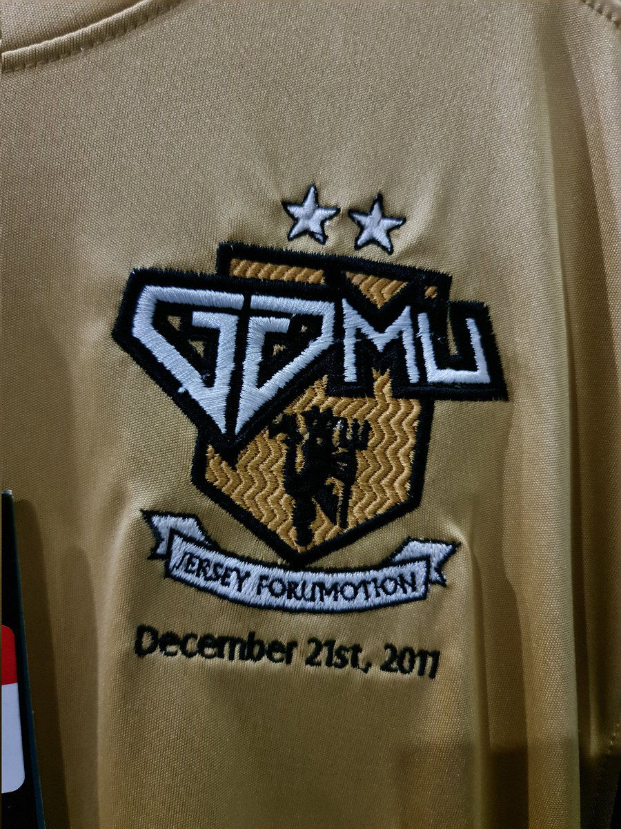 dhoyoque's tweet photo. Mudik ke Bekasi bongkar2 lemari nemu jersey legend msh BNWT @Jerseyforum colek kakak @iyangbanget cak @oscarlie7 beb @Megowarsianto https://t.co/0djDFtAWd1