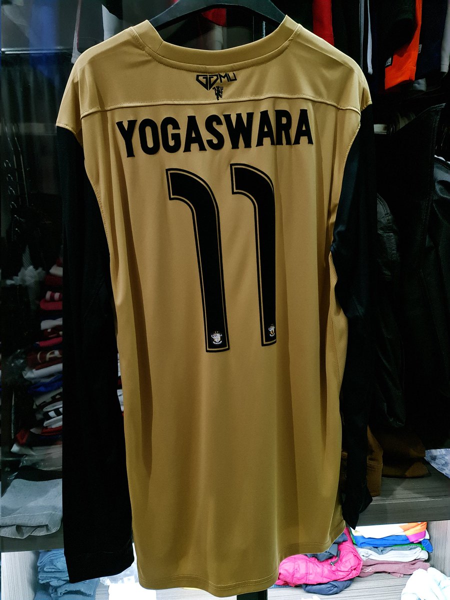 dhoyoque's tweet photo. Mudik ke Bekasi bongkar2 lemari nemu jersey legend msh BNWT @Jerseyforum colek kakak @iyangbanget cak @oscarlie7 beb @Megowarsianto https://t.co/0djDFtAWd1