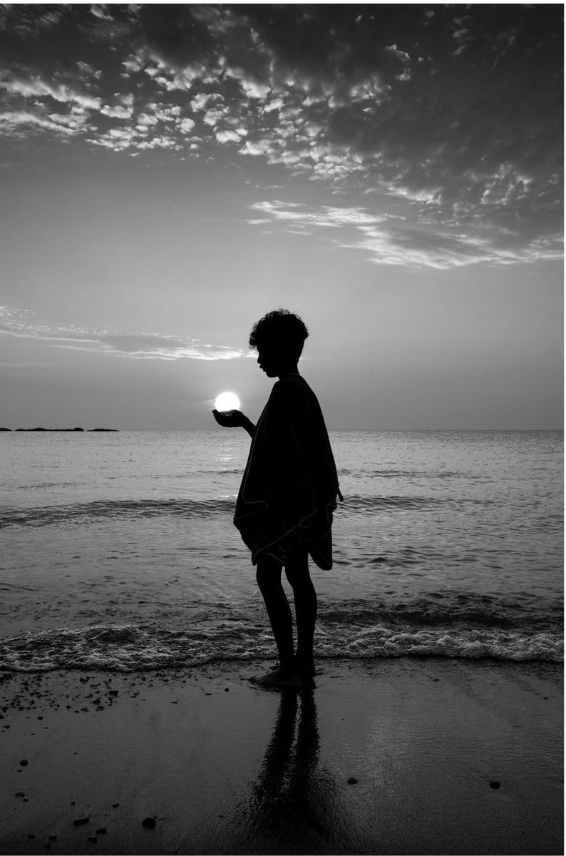 El sol en tus manos… 
Que tengas un estupendo comienzo de semana.
La fotografía es de Oliver Duncan.