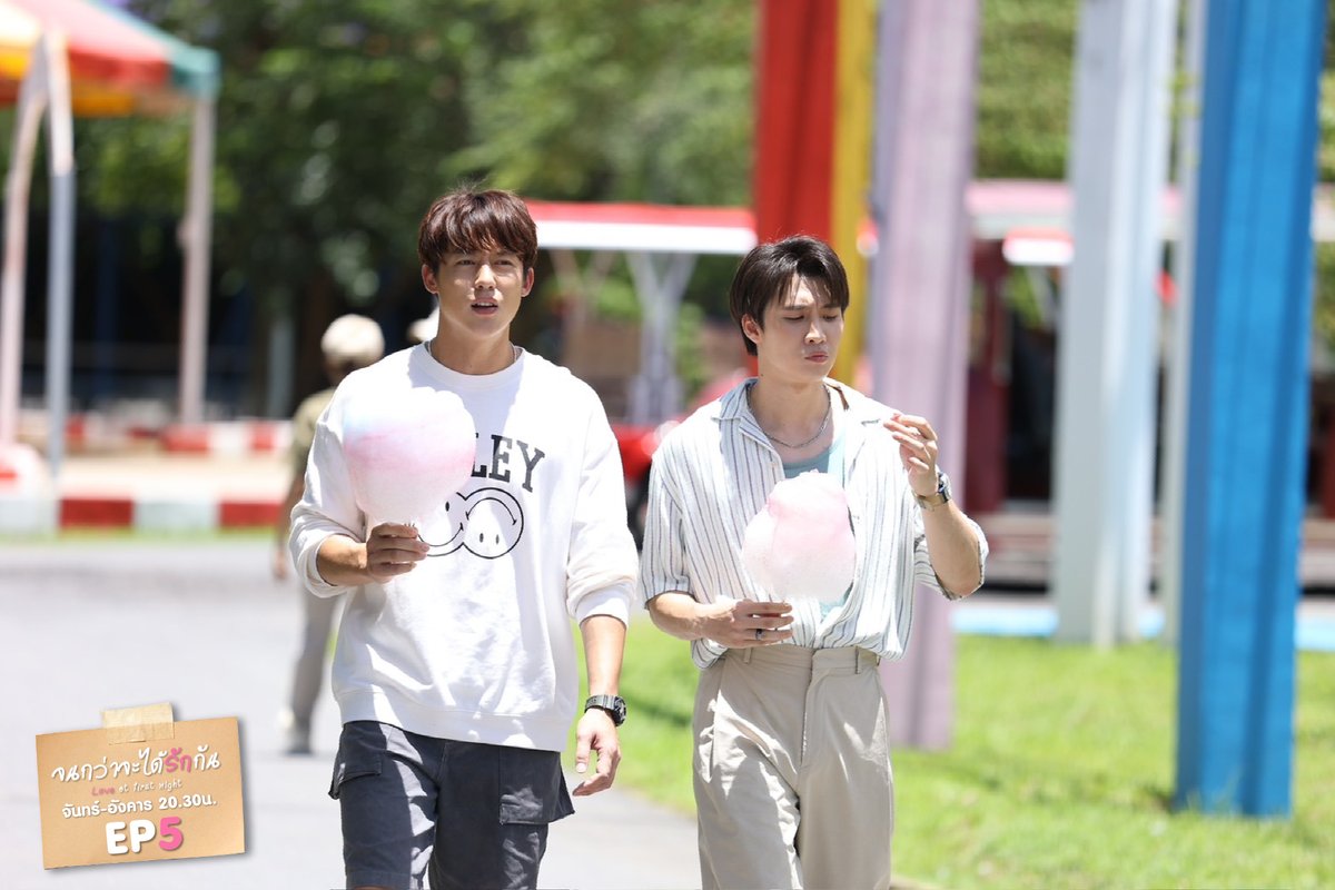 Raklakorn_'s tweet photo. เรื่องย่อละคร “จนกว่าจะได้รักกัน” EP.5
วันจันทร์ที่ 8 เมษายน 2567 เวลา 20.30 น.
ทางช่อง 3 ดูทีวีกด 33 ดูมือถือกด 3Plus

หลังจากอาโป (ญา��่า อุรัสยา) ฝ่าด่านพรีเซนต์งานผ่านพ้นไปได้ด้วยดี ทั้งอาโปและเหมือง (หมาก ปริญ) ต่างก็ยอมรับว่ายังรู้จักกันน้อยไป และนั่นทำให้ทั้งคู่เริ่มหาข้อมูลและทำความรู้จักอีกฝ่ายให้มากขึ้น แต่ยิ่งได้เห็น ได้รู้จัก และเปิดใจให้กว้างขึ้นเหมืองก็เริ่มรู้สึกว่าใจของตัวเองเริ่มจะเต้นแรงเพราะถูกอาโปตกเต็ม ๆ โดยเฉพาะเมื่อเกม (บอล กัมมัญญ์) แฟนเก่าของอาโปโผล่มาเยือนภูดินปาร์ค พร้อมกับแฟนใหม่อย่างอิ๊ง (แพร์ พิชชาภา) และนั่นทำให้เรื่องที่เคยจบไปแล้วเริ่มต้นอีกครั้งในแบบที่ไม่เหมือนเดิม

#จนกว่าจะได้รักกัน
วันจันทร์-อังคาร เวลา 20.30 น.
#.จนกว่าจะได้รักกันep5
#LoveAtFirstNight
#raklakorn
#ดูทีวีกด33
#ดูมือถือกด3Plus
