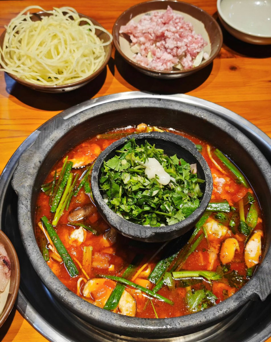 #guizhou #spicyfood#hotpot#snack夺夺粉，越吃越嗨的一种火锅
A type of hotpot with duoduo powder that makes you more and more exhilarated as you eat